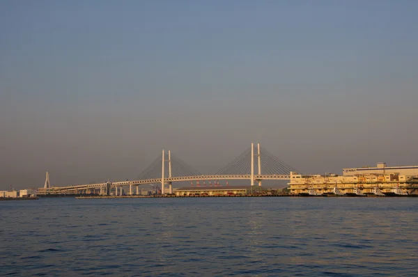 Alacakaranlıkta Yokohama Körfez Köprüsü — Stok fotoğraf
