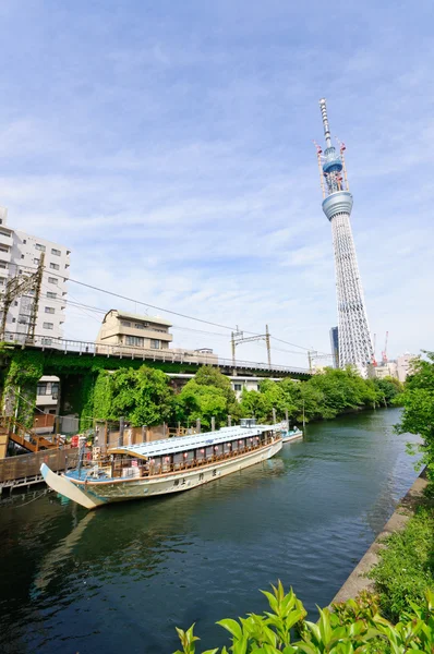 Tokyo Sky tree and Houseboat — Stock Photo, Image