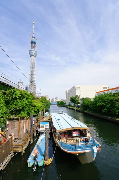 Tokyo sky tree en woonboot — Stockfoto