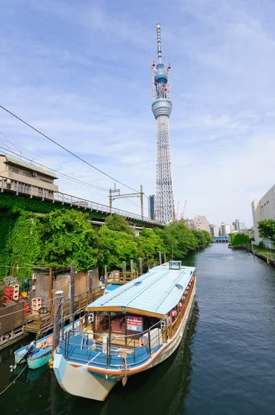 Tokyo sky tree i łodzi — Zdjęcie stockowe