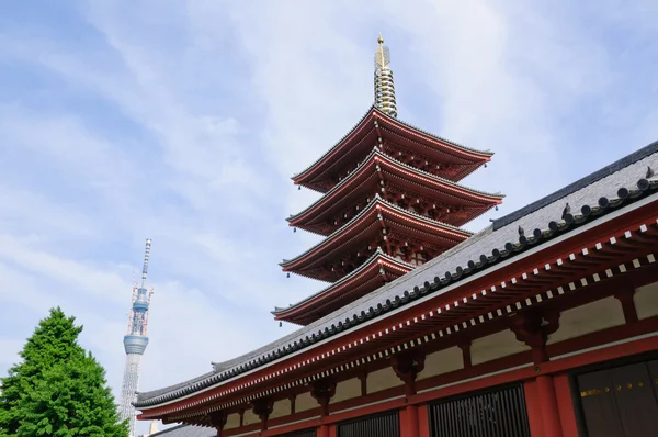 Templo Senso-ji e árvore do céu de Tóquio — Fotografia de Stock