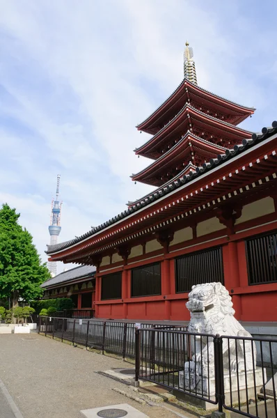 Senso-ji Rozciągacz i Tokio niebo drzewo — Zdjęcie stockowe
