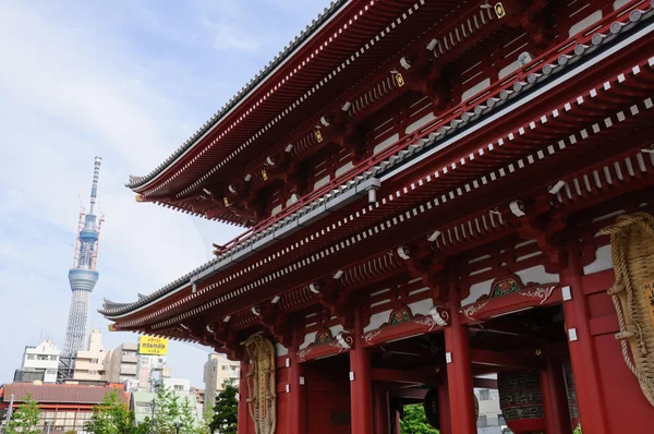 Senso-ji Rozciągacz i Tokio niebo drzewo — Zdjęcie stockowe