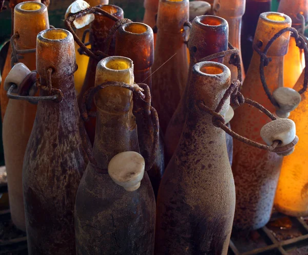 Stare puste butelki piwa — Zdjęcie stockowe