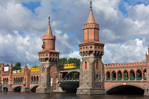 Berlijn bovenste boom brug met een trein — Stockfoto