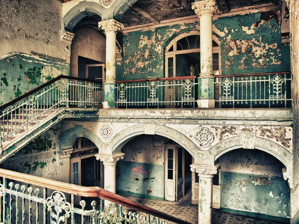 Stare, zniszczone schody — Zdjęcie stockowe