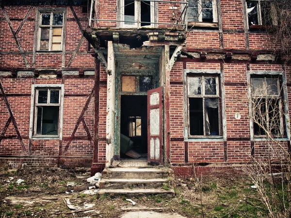 Verlaten oude vakwerkhuis — Stockfoto