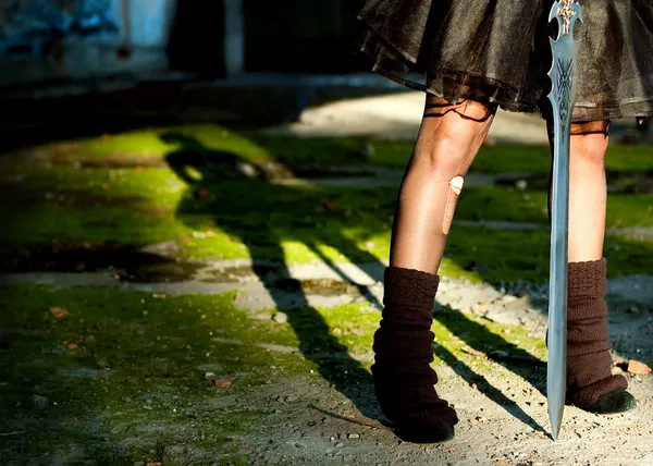 Nogi ciemne goth dziewczyna z mieczem w jej ręce Zdjęcie Stockowe