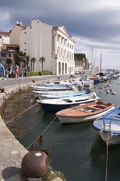 Boote in Piran Bay, in der Nähe des Yachtmuseums — Stockfoto