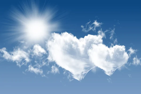 Foto de nuvens e sol no fundo de um belo céu azul — Fotografia de Stock