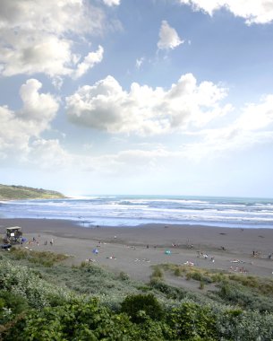 büyük mavi gökyüzü yukarıda raglan beach, Yeni Zelanda