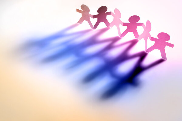 Команда бумажных цепей отбрасывает тени
