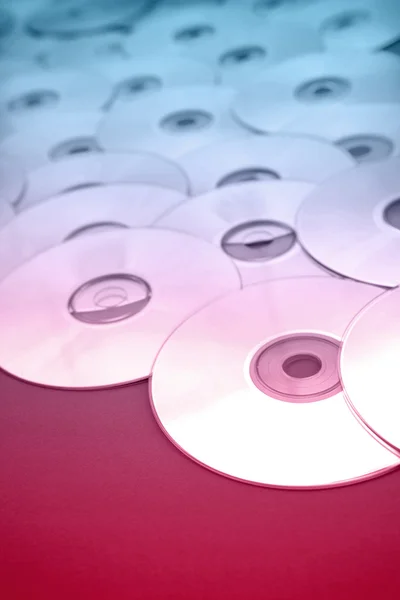Närbild av CD-skivor, vertikalt format — Stockfoto
