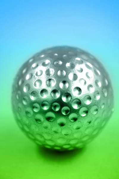 Primo piano di una palla d'argento su sfondo verde — Foto Stock