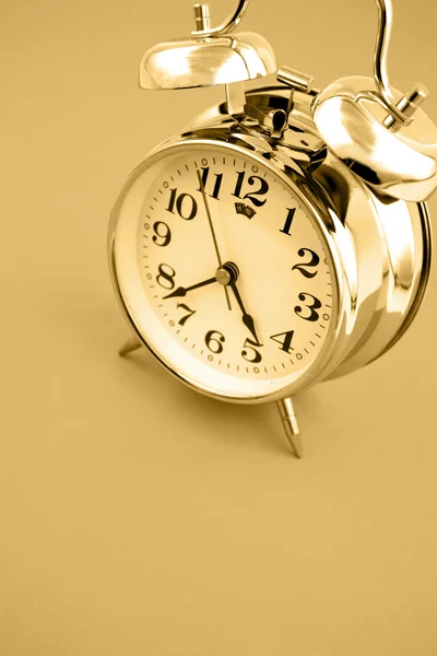 Reloj despertador viejo sobre fondo marrón —  Fotos de Stock