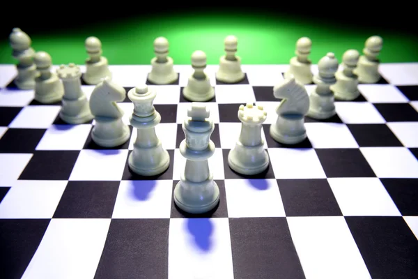 Białe figury szachowe na szachownicy — Zdjęcie stockowe