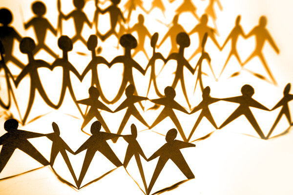 Толпа бумажных цепей, соединяющих руки
