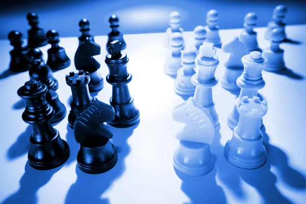 Schachfiguren einander gegenüber, blauer Ton — Stockfoto