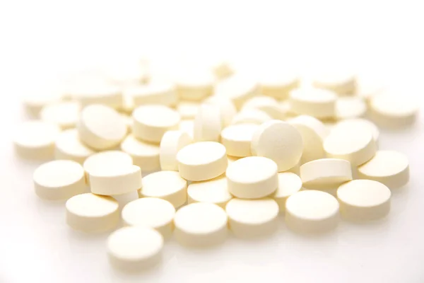 Close-up van pillen op een effen achtergrond — Stockfoto