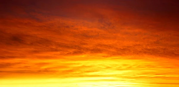 Niebo zachód złoty kolor, tło naturalne — Zdjęcie stockowe