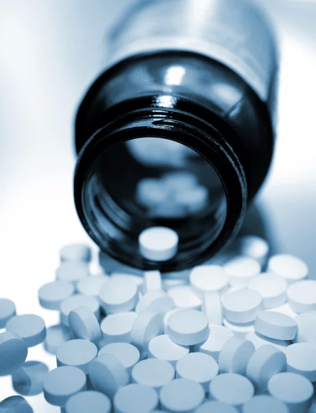 Closeup de pílulas derramando de garrafa — Fotografia de Stock