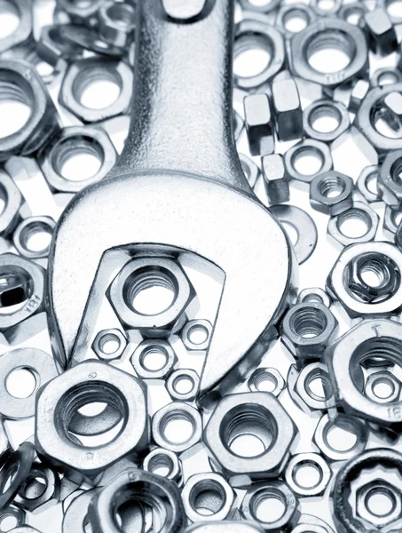 Nahaufnahme von Schraubenschlüssel auf Chrommuttern — Stockfoto