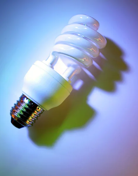 Энергосберегающая лампочка — стоковое фото