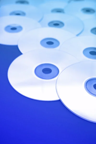 Nahaufnahme von Compact Discs, vertikales Format — Stockfoto