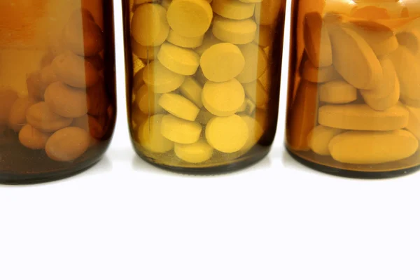 Closeup pilulek v tři láhve — Stock fotografie