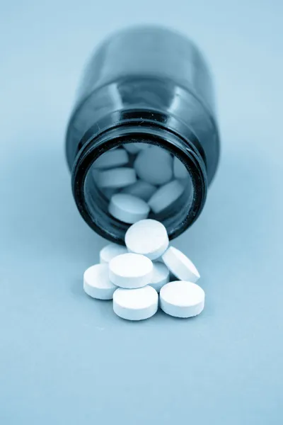 Piller som rinner ur en flaska — Stockfoto