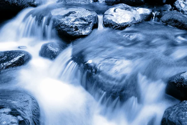 Fresco arroyo azul de montaña que fluye sobre rocas — Foto de Stock