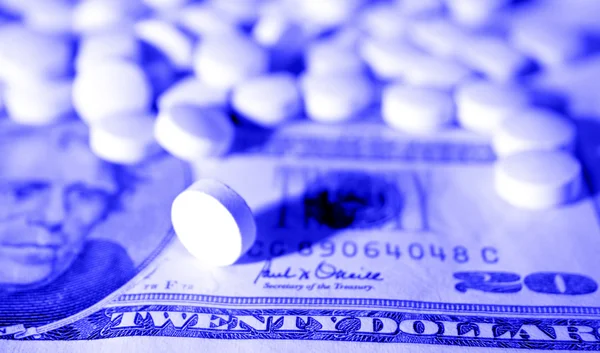 Χάπια σε αμερικανικό δολάριο είκοσι τραπεζογραμματίων — Φωτογραφία Αρχείου