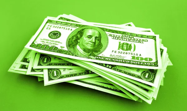 Pilha de dinheiro americano em verde — Fotografia de Stock