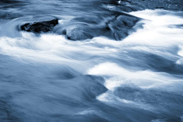 Fluxo de montanha fresco, rápido e de água doce — Fotografia de Stock