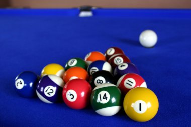 mavi bilardo masasının üzerinde havuz topları