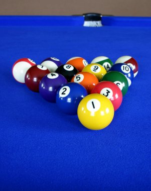 mavi bilardo masasının üzerinde havuz topları