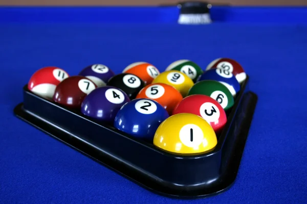 青いプール テーブルの上のプールのボール — ストック写真