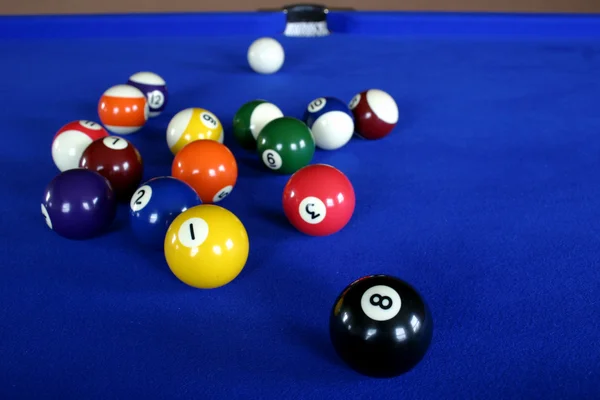 Bolas de piscina na mesa de bilhar azul — Fotografia de Stock