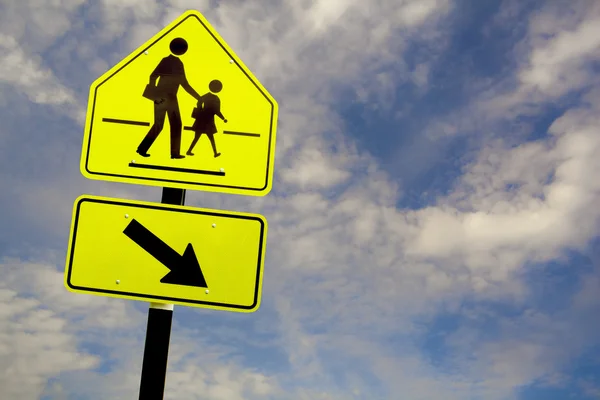 Banner de advertencia escolar aislado en el camino con caminos de recorte —  Fotos de Stock
