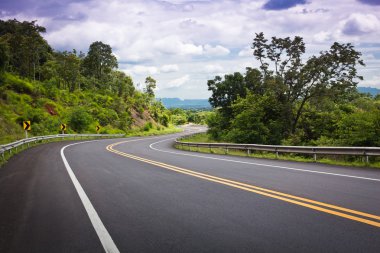 asfalt yol ile birlikte tropikal orman zigzag devam.