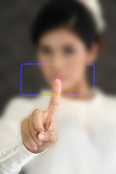 Femme main appuyant sur le bouton vide sur un écran tactile — Photo