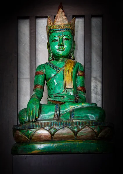 Scultura in legno verde immagine di Buddha — Foto Stock