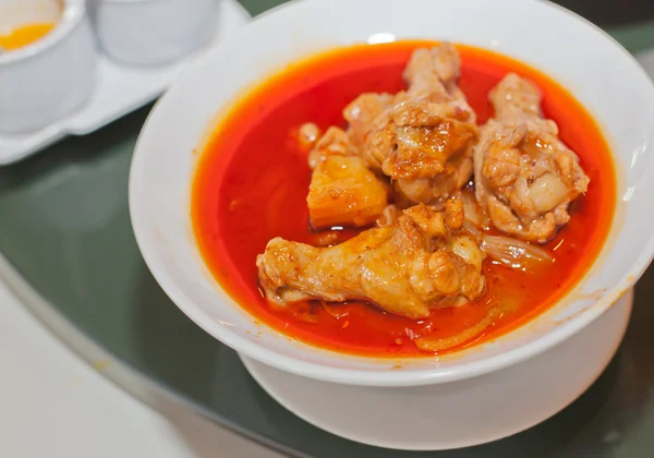 Pollo al curry stile indiano con sapore tailandese — Foto Stock