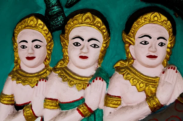 Drie koninklijke vrouwelijke personeelsleden als laag reliëf decoratie kunstobject — Stockfoto
