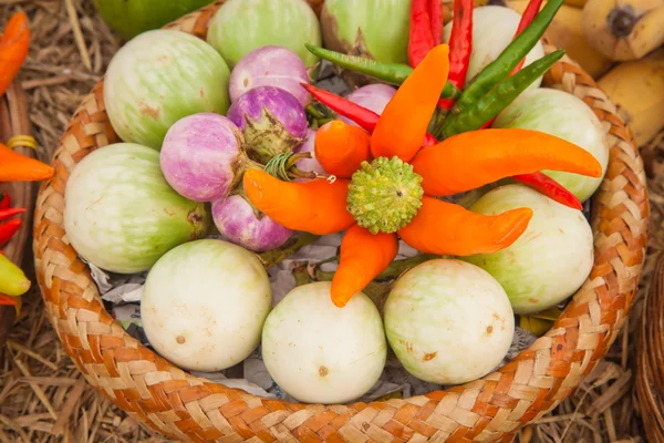 Gemüse in Bambusware mischen — Stockfoto