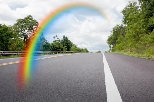 Regenboog op asfaltweg — Stockfoto