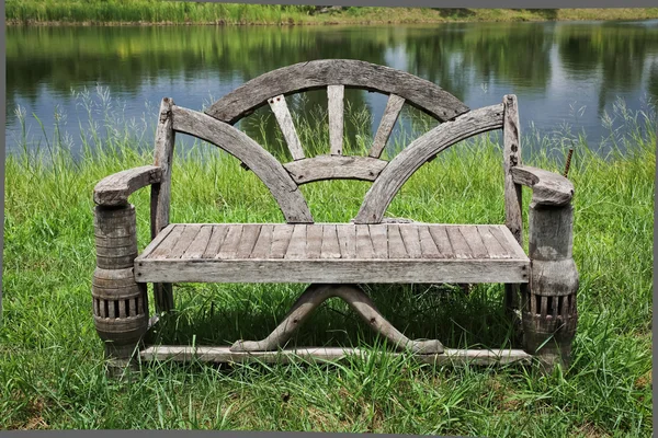 在公园里湖附近的老清空回收站张木凳上 — 图库照片