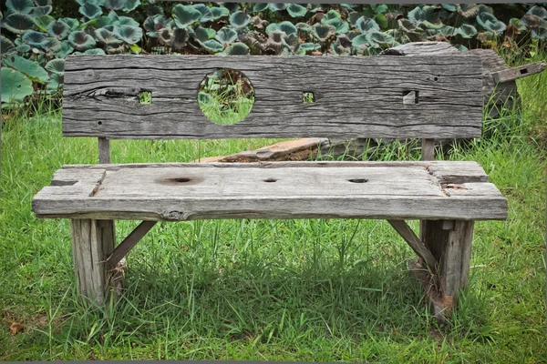 Старая пустая утилизация деревянная скамейка возле озера в парке — стоковое фото