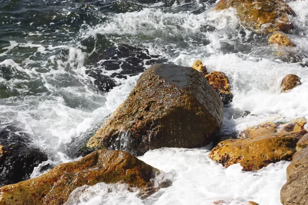 Stenar i ett hav — Stockfoto