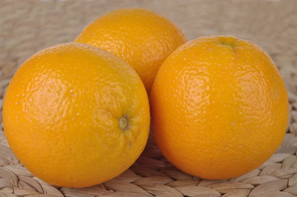 Trhee апельсины — стоковое фото